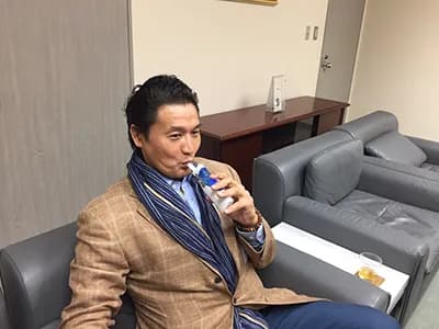 貴乃花光司さんが水素吸入器を使っている様子
